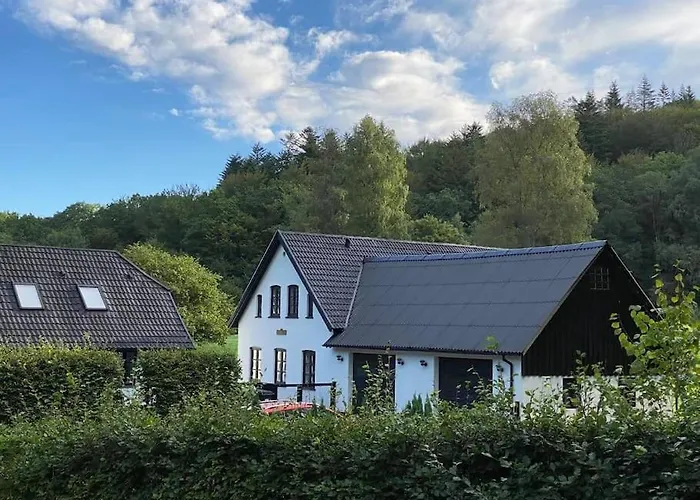 Naturskøn Landidyl På Ibækgaarden - I Egen Bolig *