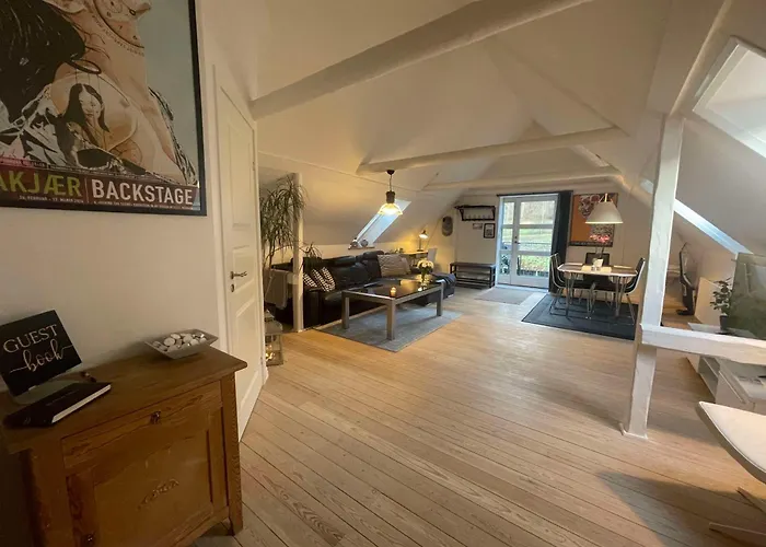 Naturskøn Landidyl På Ibækgaarden - I Egen Bolig Lejlighed *