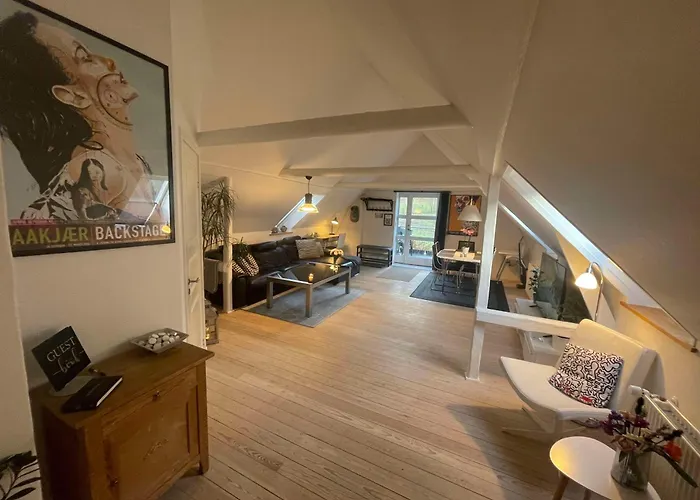 Naturskøn Landidyl På Ibækgaarden - I Egen Bolig